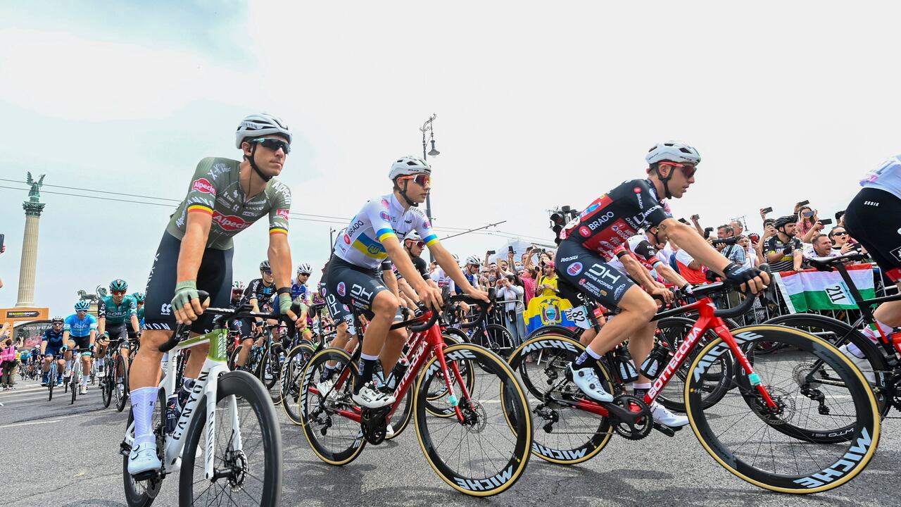 El pelotón durante el desarrollo de la etapa 3 del Giro de Italia 2022