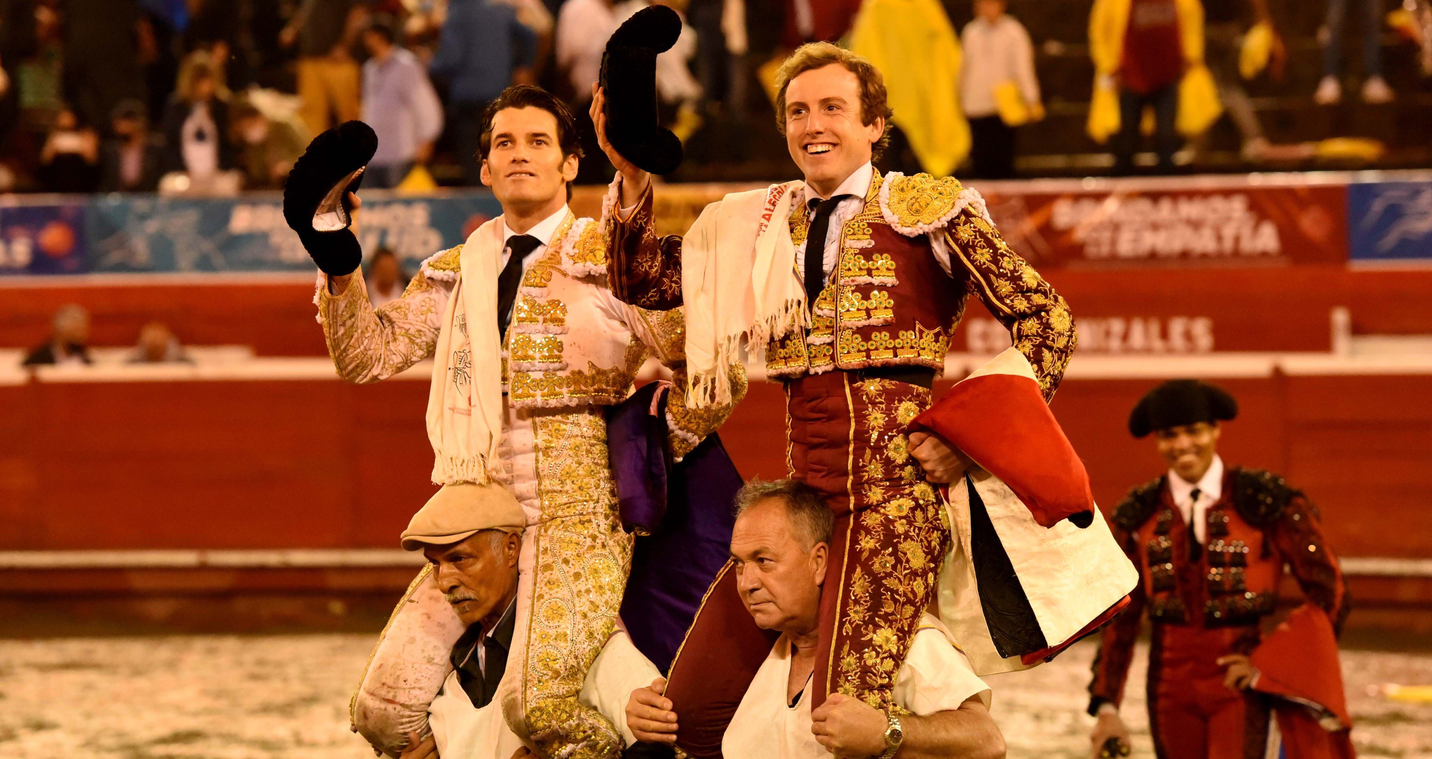 Salida a hombros. José Garrido y Román Collado, toreros españoles. Manizales, 5 de enero de 2022.