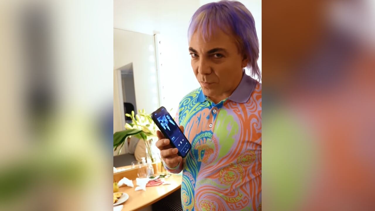 El cantante sorprendió a sus seguidores y a los del programa del que es jurado actualmente.