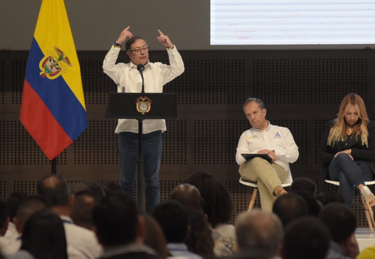 El presidente Gustavo Petro en Cali reunido con los nuevos alcaldes y gobernadores electos. Aymer Álvarez / El País