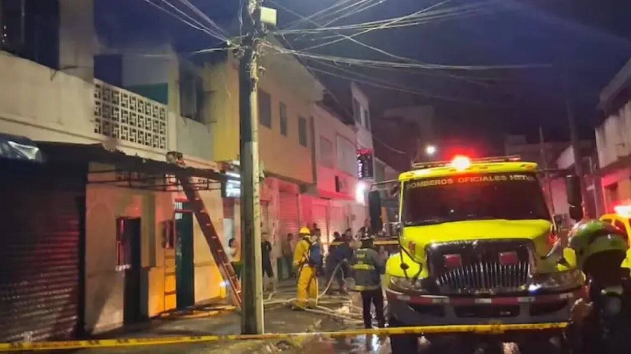 El Cuerpo de Bomberos de Nieva atendiendo la emergencia y apagando las llamas del sitio.