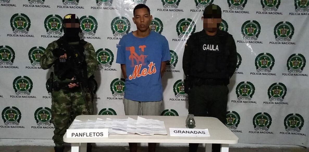 Llevaba una granada y panfletos para amenazar a las víctimas.