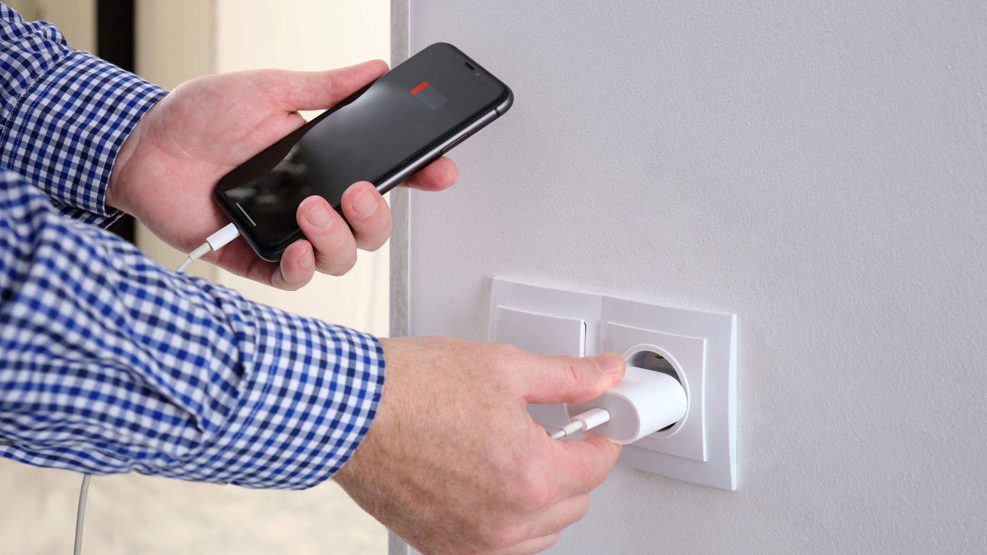 No es necesario esperar a que la batería llegue al 0 % para volver a cargar el celular.