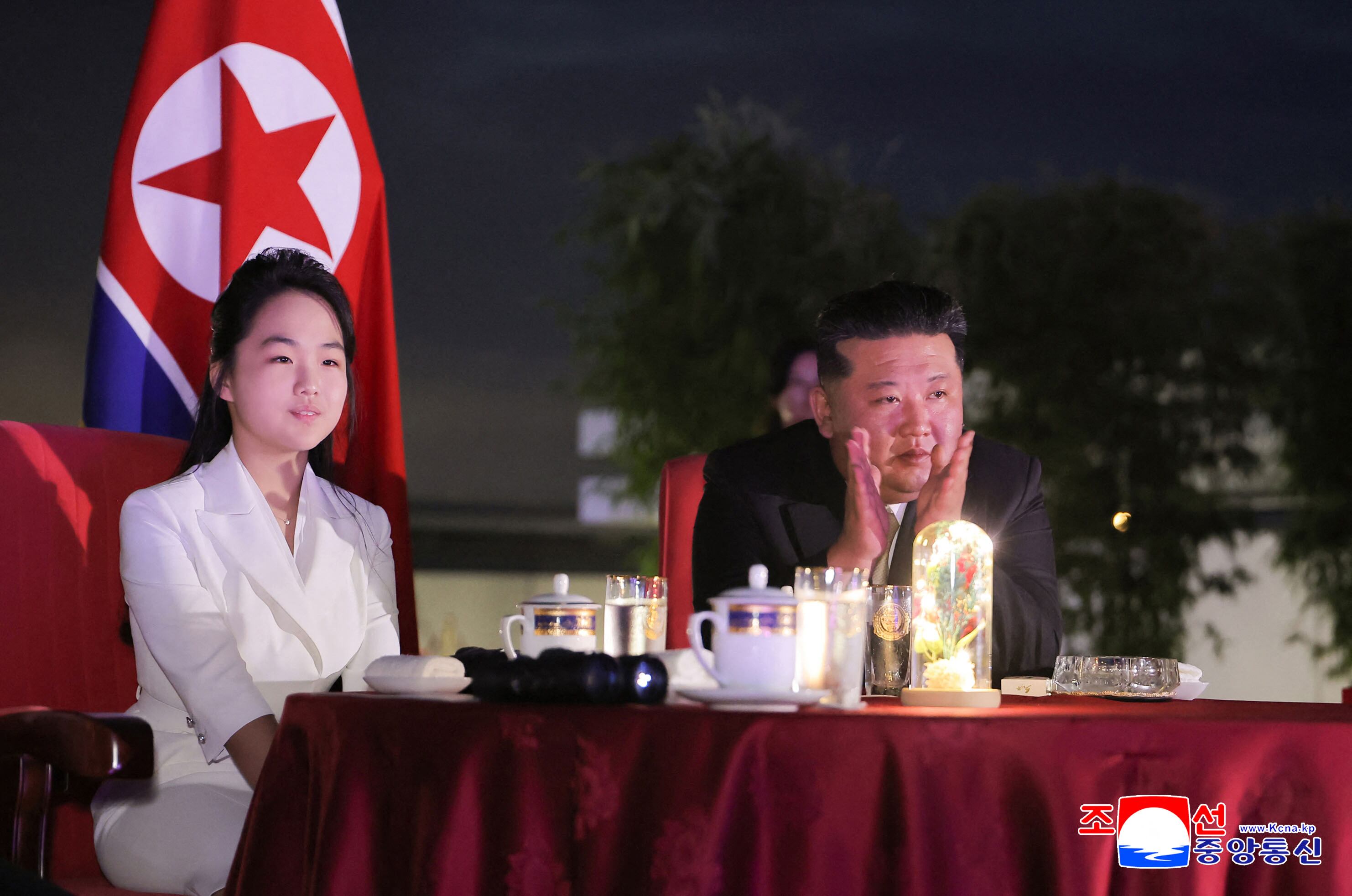 Esta fotografía tomada el 24 de junio de 2025 y publicada por la Agencia Central de Noticias Coreana (KCNA) oficial de Corea del Norte el 26 de junio de 2025 muestra al líder norcoreano Kim Jong Un (R) y su hija Kim Ju Ae (L) viendo una actuación que celebra la finalización de la zona turística costera de Wonsan Kalma en la provincia de Kangwon, Corea del Norte.