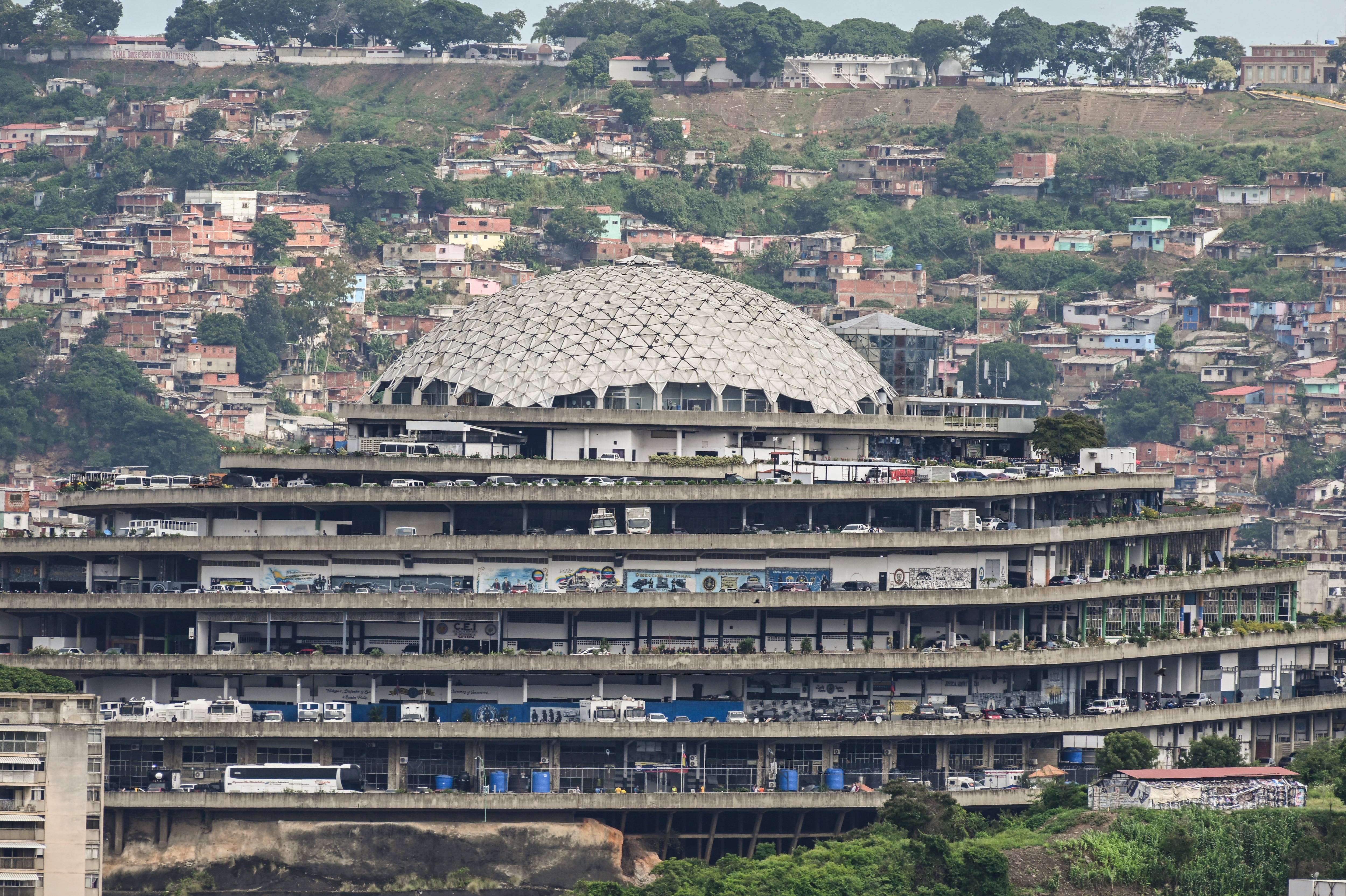 El Helicoide tiene una gran cantidad de oficinas, baños y otros espacios que han sido acondicionados para torturas. Esas prácticas se manejan en total misterio, por lo que no se tiene una cifra exacta de los reclusos que permanecen en su interior ni los que han muerto estando presos.