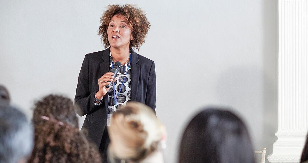 Mientras en 1995, el número de mujeres en cargos de elección popular y altos cargos directivos solo llegaba al 11 por ciento del total, para 2022 fue de 26 por ciento, según MinEducación. 