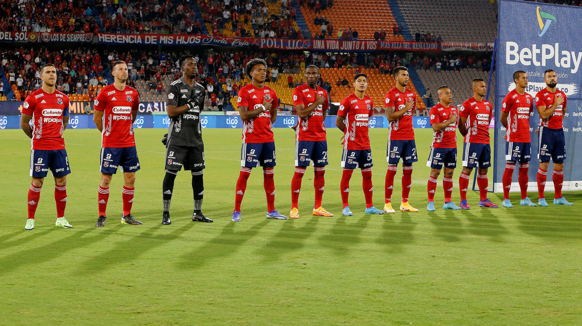 MEDELLIN - COLOMBIA, 17-04-2022: Jugadores de Deportivo Independiente Medellin durante de partido de la fecha 16 entre Deportivo Independiente Medellin y Union Magdalena por la Liga BetPlay DIMAYOR I 2022, en el estadio Atanasio Girardot de la ciudad de Medellin. / Players of Deportivo Independiente Medellin during a match of the 16th date between Deportivo Independiente Medellin and Union Magdalena, for the BetPlay League I 2020 at the Atanasio Girardot Stadium in Medellin city. / Photo: VizzorImage / Donaldo Zuluaga / Cont.