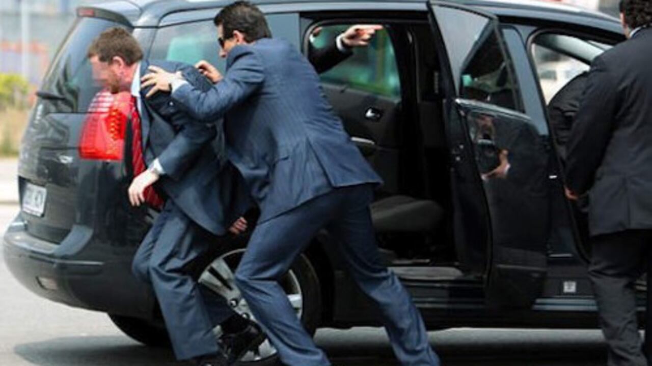 La Unidad Nacional de Protección protege actualmente en Colombia a casi 7.500 personas que reciben amenazas de muerte principalmente de grupos paramilitares, que suponen 40% del total, seguidos por las guerrillas de las FARC y el ELN (30 %) y amenazas de políticos locales (15%), entre otros.