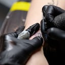 La empresa Ephemeral encontró la fórmula de una tinta compuesta de polímeros biodegradables, que se disuelven naturalmente entre 9 y 15 meses después de ser inyectados siguiendo el mismo procedimiento que un tatuaje clásico. (Photo by Angela Weiss / AFP)