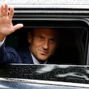 El presidente de Francia, Emmanuel Macron, saluda al salir después de emitir su voto en la segunda etapa de las elecciones parlamentarias francesas en un colegio electoral en Le Touquet, norte de Francia, el 19 de junio de 2022. (Foto de Ludovic MARIN / AFP)