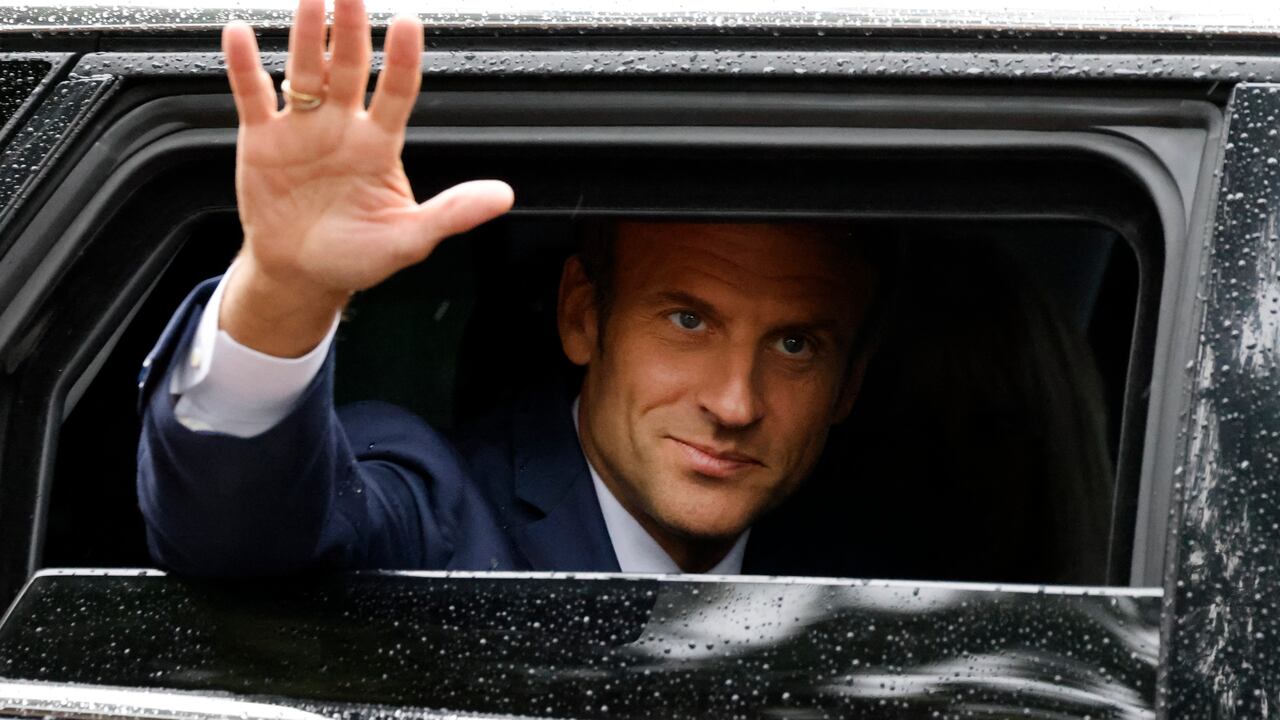 El presidente de Francia, Emmanuel Macron, saluda al salir después de emitir su voto en la segunda etapa de las elecciones parlamentarias francesas en un colegio electoral en Le Touquet, norte de Francia, el 19 de junio de 2022.