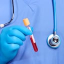 Doctor haciendo un análisis de sangre