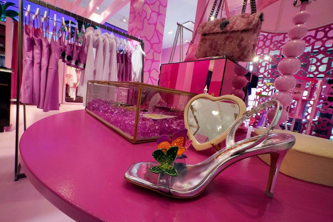 Mercancía de temática de Barbie se exhibe en una sección especial en Bloomingdale's, en Nueva York, el jueves 20 de julio de 2023. Previo al estreno de la película "Barbie", su empresa matriz Mattel ha creado un bombardeo de mercadotecnia de productos con más de 100 marcas. (Foto AP/Richard Drew)