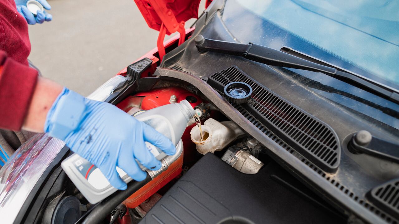 La importancia de cambiar el líquido de frenos a un carro.