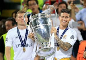 James Rodríguez levantando el título de la Champions League al lado de Toni Kroos