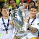 James Rodríguez levantando el título de la Champions League al lado de Toni Kroos