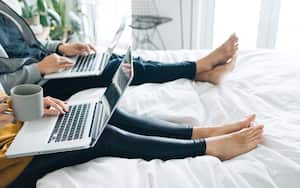 La mayoría de usuarios usan su portátil  sobre las piernas.
