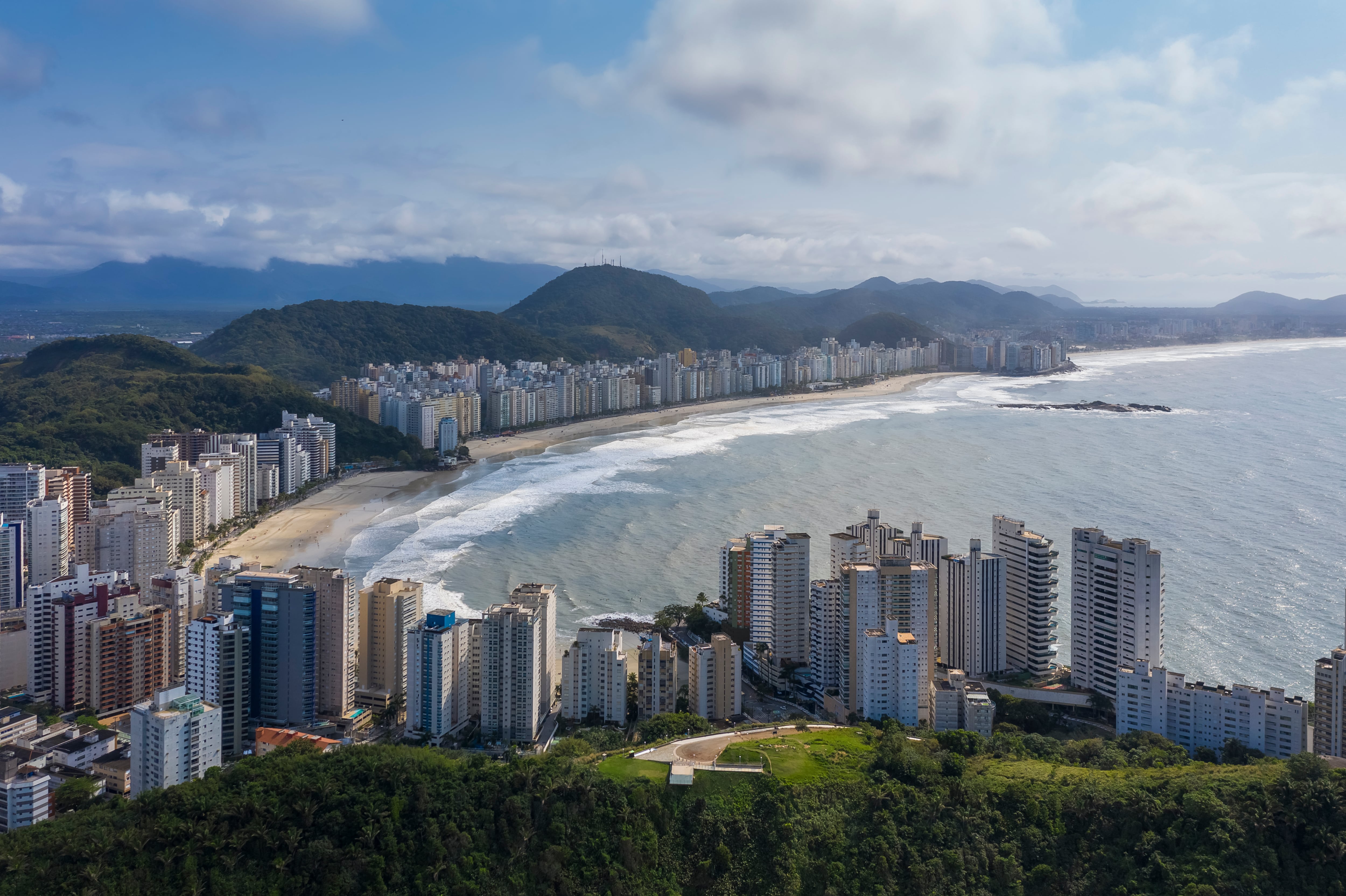 Playa de Asturias en Guarujá, São Paulo, Brasil, vista desde arriba.