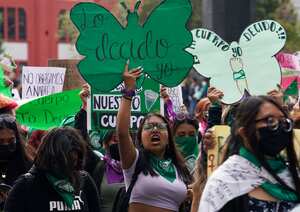 ARCHIVO - Una mujer sostiene un cartel en defensa del aborto mientras participa en una marcha en reclamo del aborto legal, gratuito y seguro para todas las mujeres en conmemoración del Día Internacional del Aborto Seguro, en Ciudad de México, el 28 de septiembre de 2022. La Suprema Corte de México despenalizó el miércoles 6 de septiembre de 2023 el aborto a nivel nacional. (AP Foto/Marco Ugarte, Archivo)