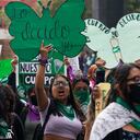 ARCHIVO - Una mujer sostiene un cartel en defensa del aborto mientras participa en una marcha en reclamo del aborto legal, gratuito y seguro para todas las mujeres en conmemoración del Día Internacional del Aborto Seguro, en Ciudad de México, el 28 de septiembre de 2022. La Suprema Corte de México despenalizó el miércoles 6 de septiembre de 2023 el aborto a nivel nacional. (AP Foto/Marco Ugarte, Archivo)