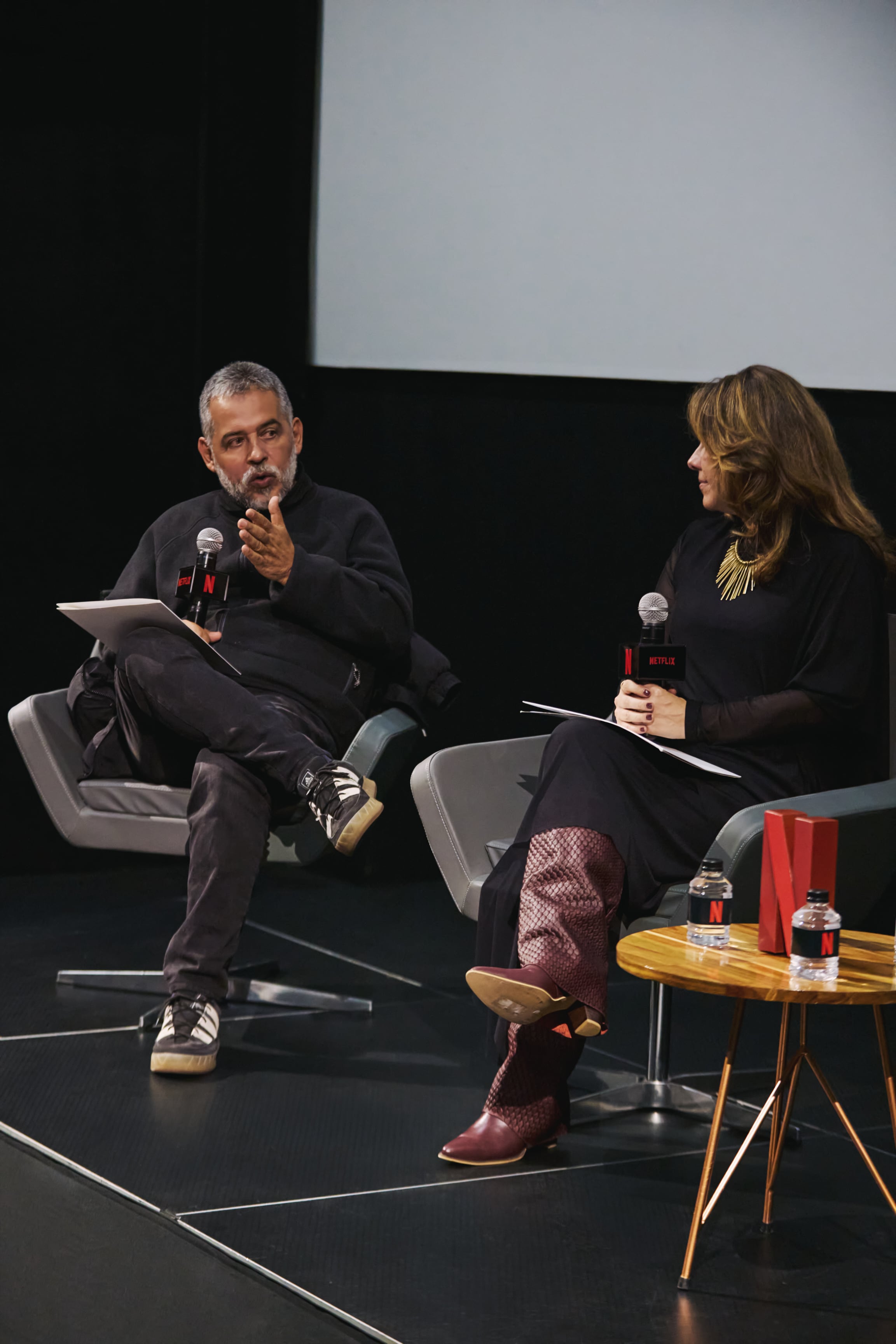 Mario Mendoza durante el estreno de la serie Estado de Fuga 1986.