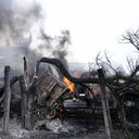 Sistemas dañados de radar y otro equipamiento se ve en una instalación militar ucraniana a las afueras de Mariupol, Ucrania, el jueves 24 de febrero de 2022. Rusia lanzó el jueves un amplio ataque contra Ucrania y empleó ataques aéreos y artillería contra ciudades y bases, mientras los civiles huían en trenes y autos. El gobierno de Ucrania dijo que tanques y tropas rusas habían cruzado la frontera, en una “guerra de gran escala” que podría reescribir el orden geopolítico y cuyas consecuencias se hacían notar en todo el mundo. (AP Foto/Sergei Grits)