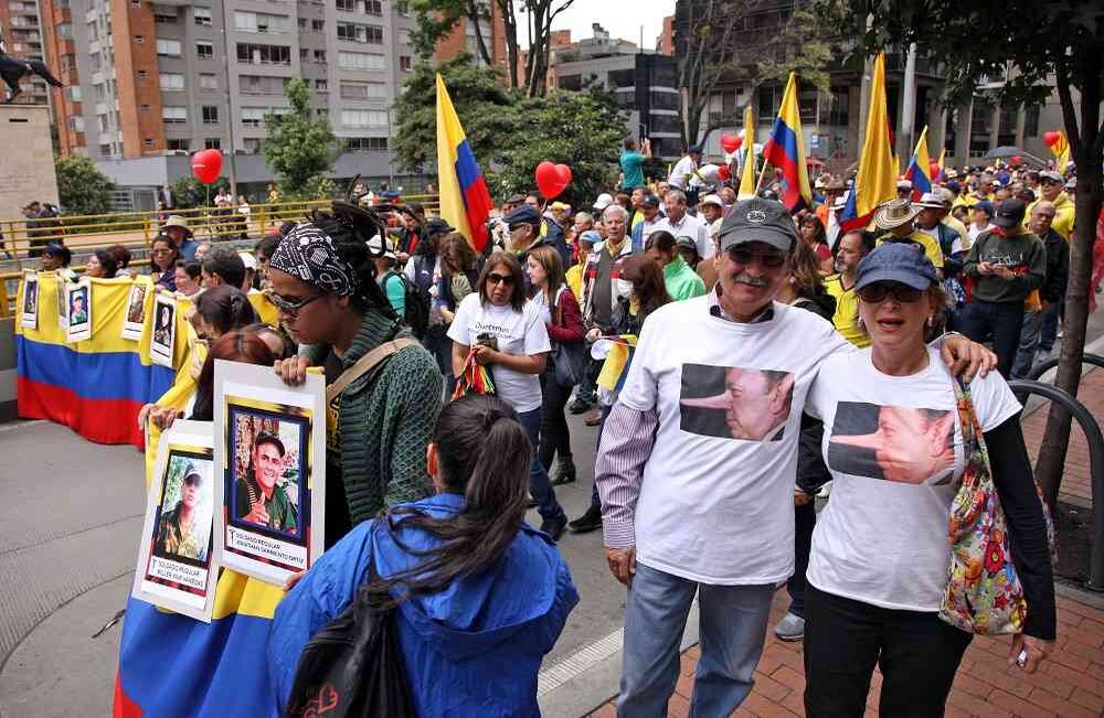 Algunos marchantes no dudaron en recordarle a Santos algunas de sus promesas. Foto: León Darío Peláez / SEMANA
