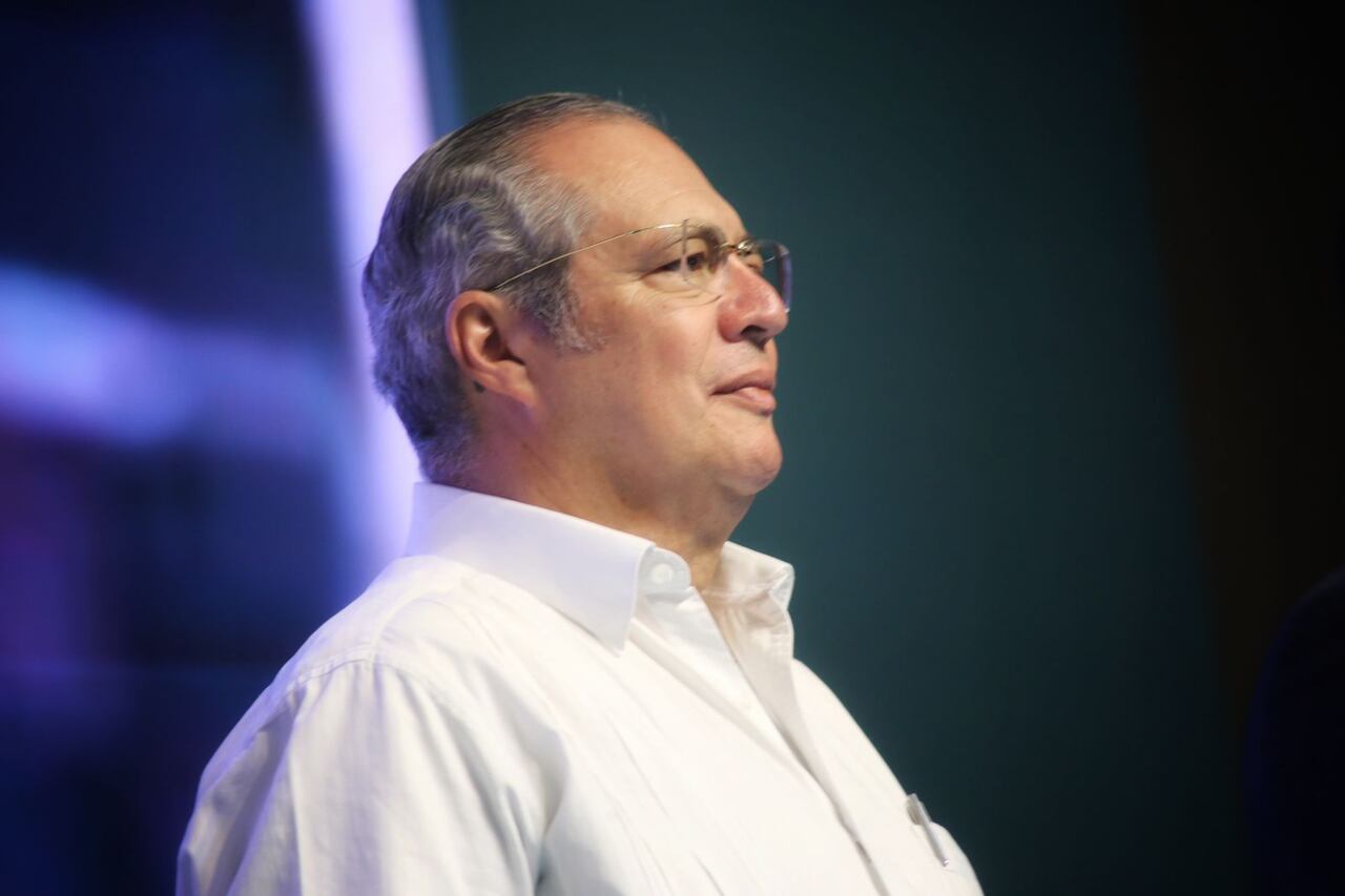 Name aseguró que la falta de avance en Colombia es debido al modelo centralista que tiene el país “de que todas las decisiones de toda índole se toman en un modelo paquidérmico e inconveniente, de tal manera que hasta los incendios no los podemos apagar porque cuando hay aparatos no hay agua y cuando hay agua no hay aparatos”.