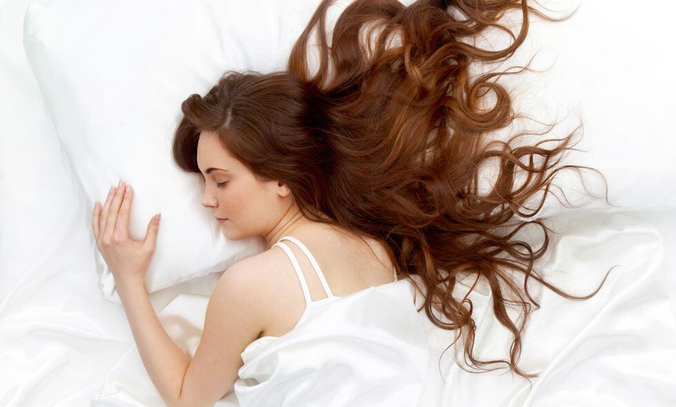 Dormir con el cabello mojado puede propiciar el crecimiento de hongos e infecciones del cuero cabelludo debido a la humedad prolongada.