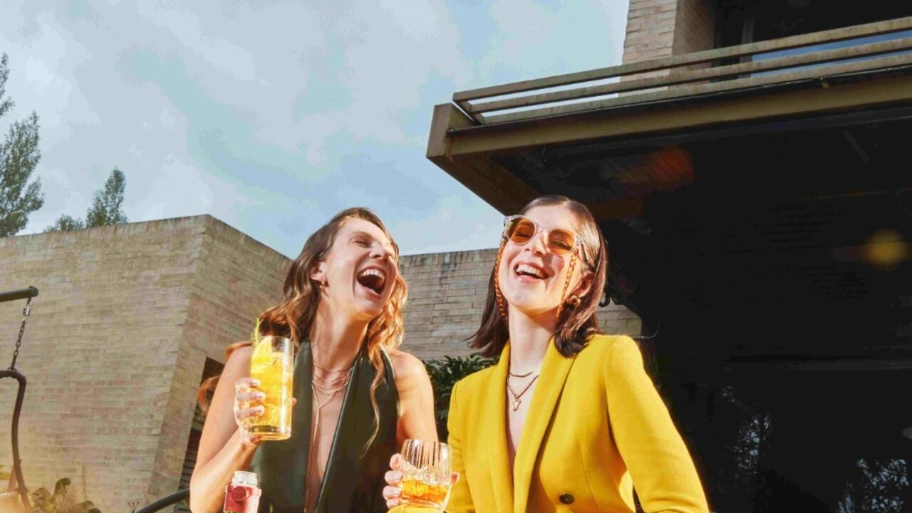 Women's World de Buchanan’s celebra a las mujeres que se apoyan mutuamente.