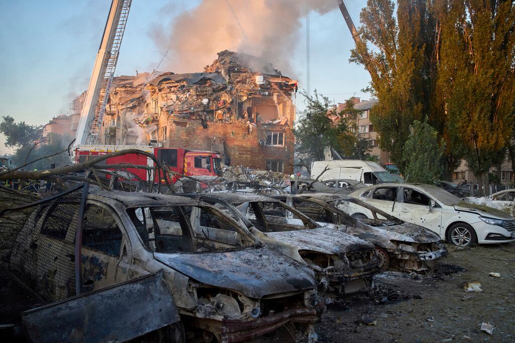 Se ven autos dañados frente a un edificio residencial destruido tras un ataque con misiles rusos en Kiev, Ucrania, el jueves 28 de agosto de 2025. (Foto AP/Efrem Lukatsky)