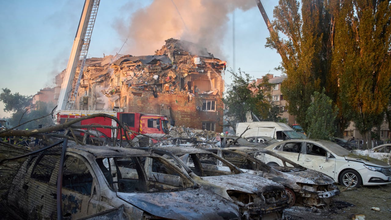 Se ven autos dañados frente a un edificio residencial destruido tras un ataque con misiles rusos en Kiev, Ucrania, el jueves 28 de agosto de 2025. (Foto AP/Efrem Lukatsky)
