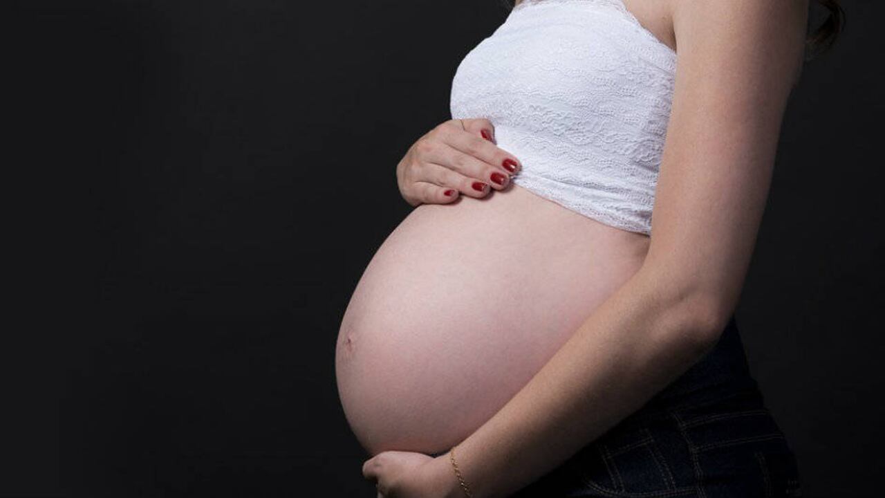 Mujer embarazada con coronavirus falleció durante la cesárea