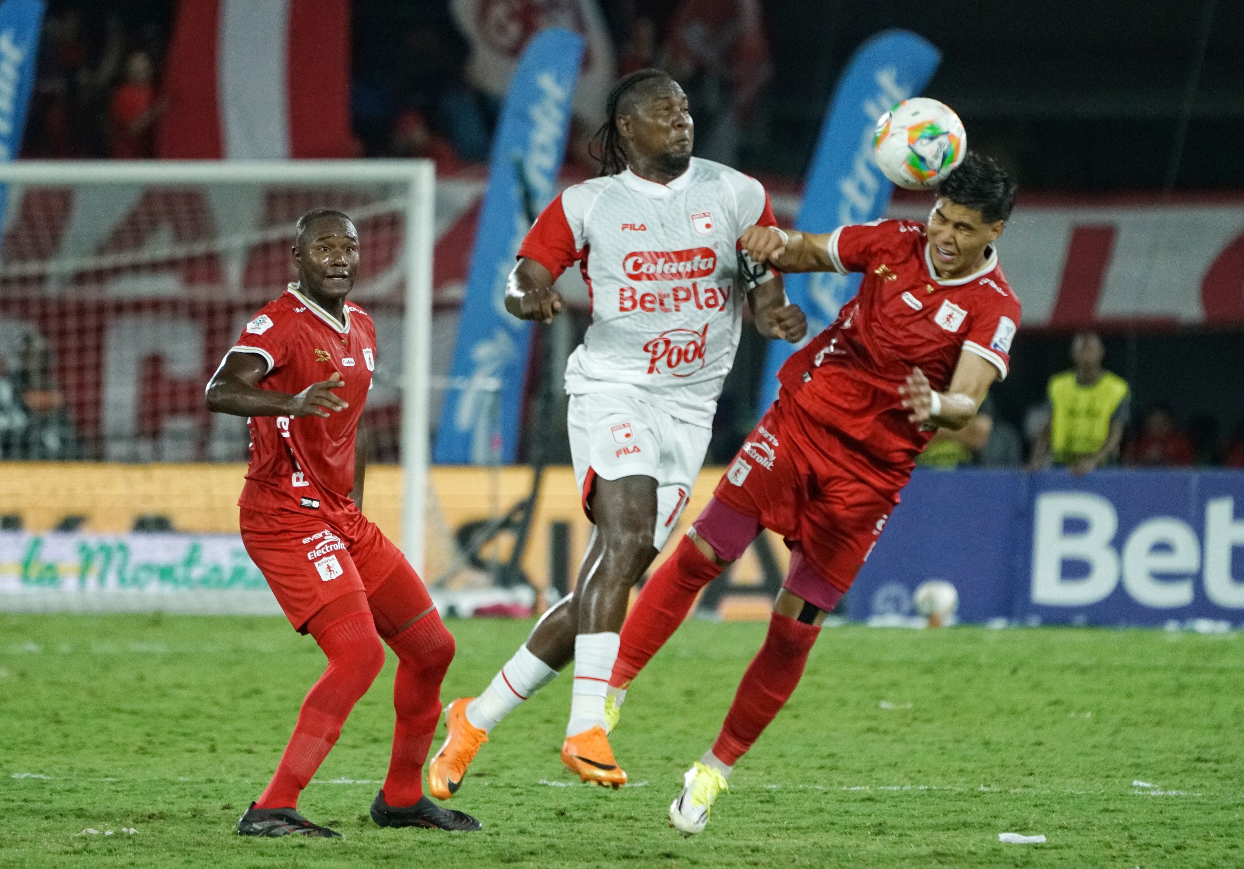 América de Cali derrota 1 a 0 a Santa Fe con el debut soñado del ecuatoriano Daniel Valencia, en el cumpleaños 99 de los escarlatas