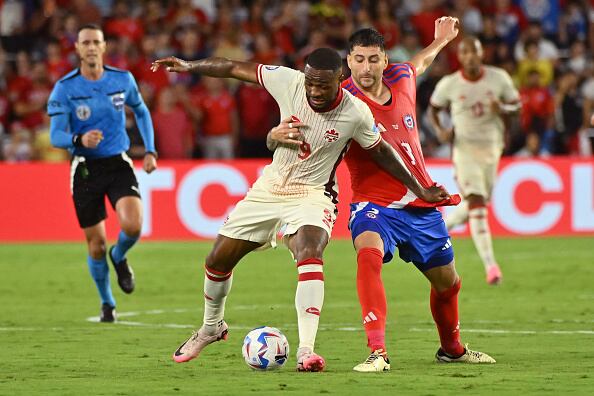 Cyle Larin de Canadá disputa el balón con Guillermo Maripán de Chile durante el partido del Grupo A de la CONMEBOL Copa América 2024 entre Canadá y Chile en el Exploria Stadium el 29 de junio de 2024 en Orlando, Florida.