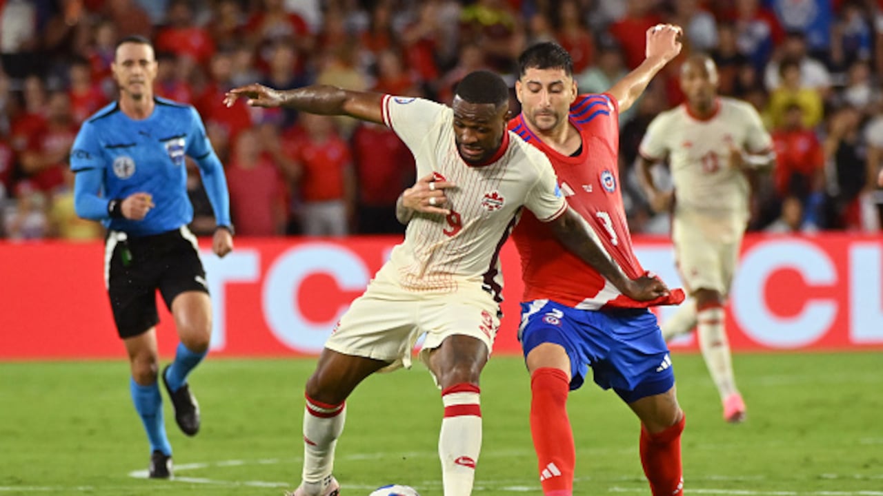 Cyle Larin de Canadá disputa el balón con Guillermo Maripán de Chile durante el partido del Grupo A de la CONMEBOL Copa América 2024 entre Canadá y Chile en el Exploria Stadium el 29 de junio de 2024 en Orlando, Florida.