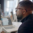 Google y DeepMind han desarrollado una herramienta que integra marcas de agua invisibles en textos generados por inteligencia artificial, ofreciendo un método confiable para detectar su origen sin alterar el contenido original.