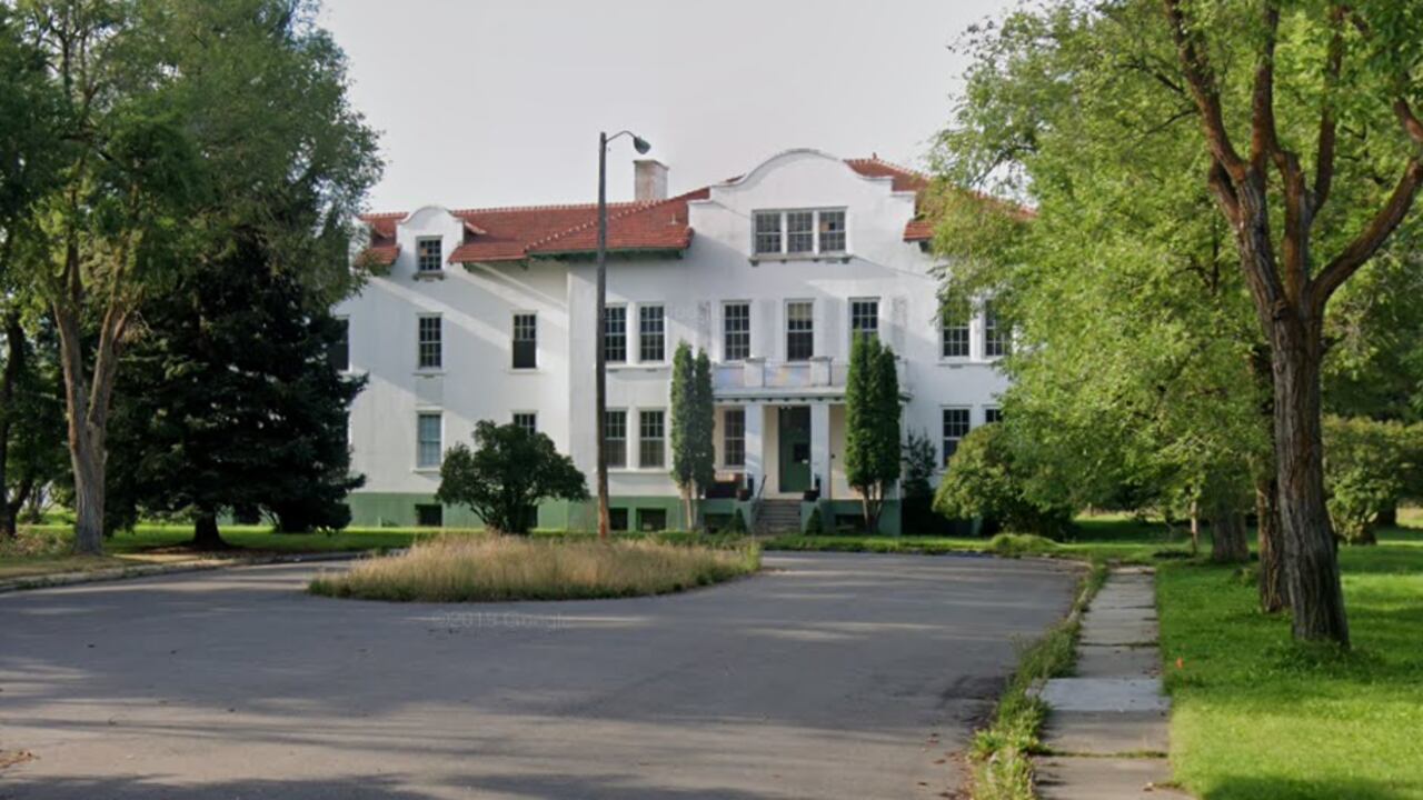 El edificio fue construido hace muchos años y servía como hospital en la Segunda Guerra Mundial