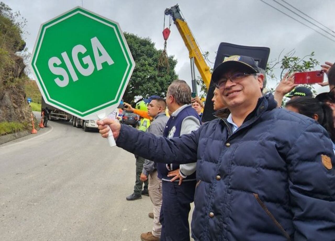 El presidente Gustavo Petro en la inauguración de la vía que se agrietó en tiempo récord.