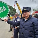 El presidente Gustavo Petro en la inauguración de la vía que se agrietó en tiempo récord.