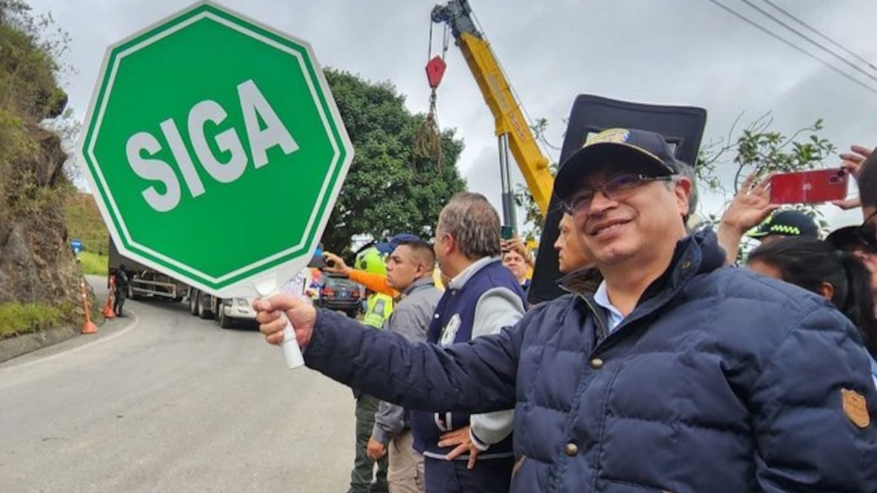 El presidente Gustavo Petro en la inauguración de una vía.
