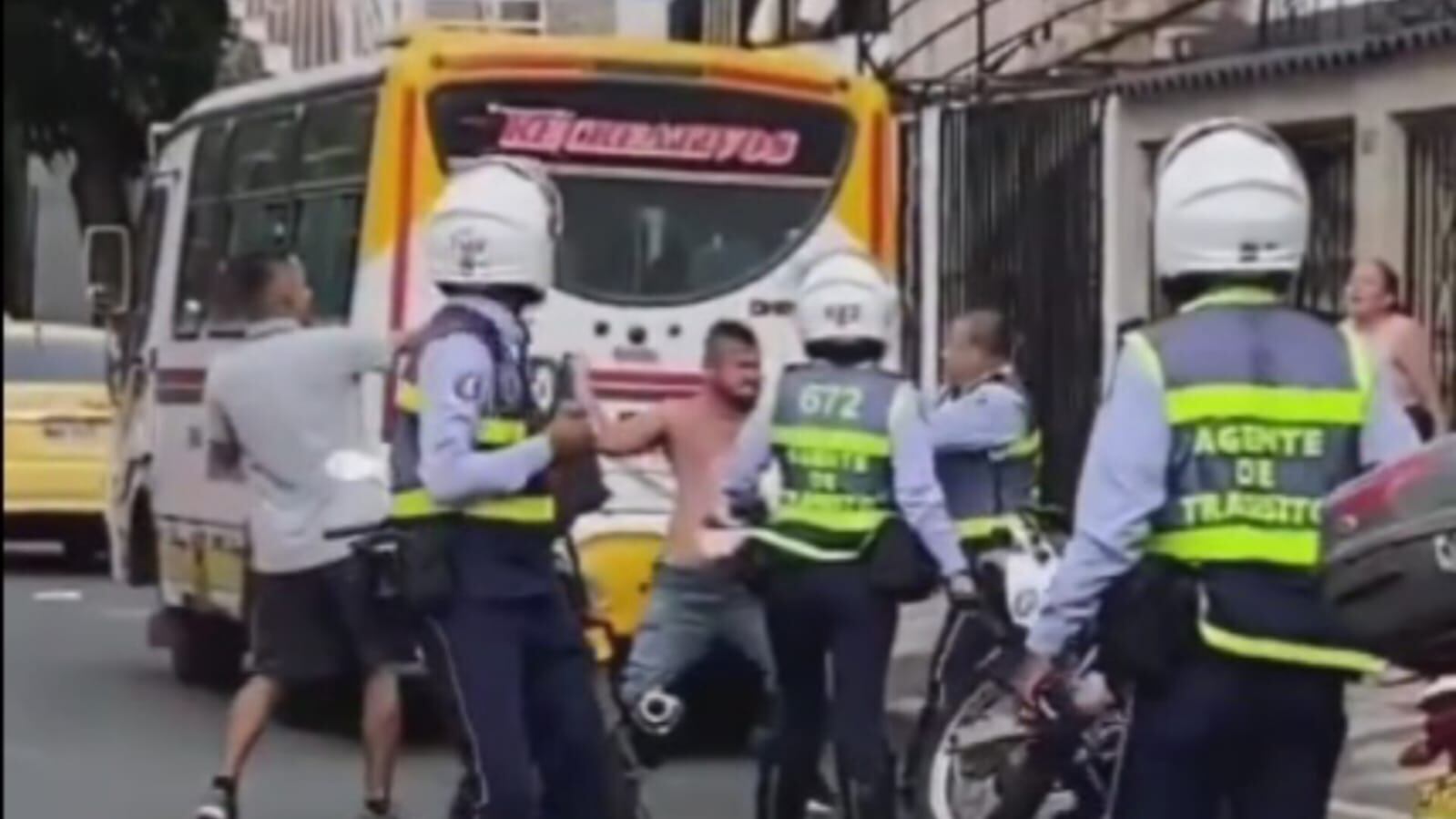En persecución de película agentes de tránsito fueron agredidos por un conductor de bus de transporte público en Cali.