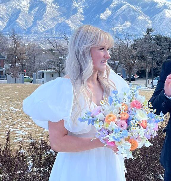 La mujer no pudo contener su desconcierto tras ver a su esposo con las gafas puestas