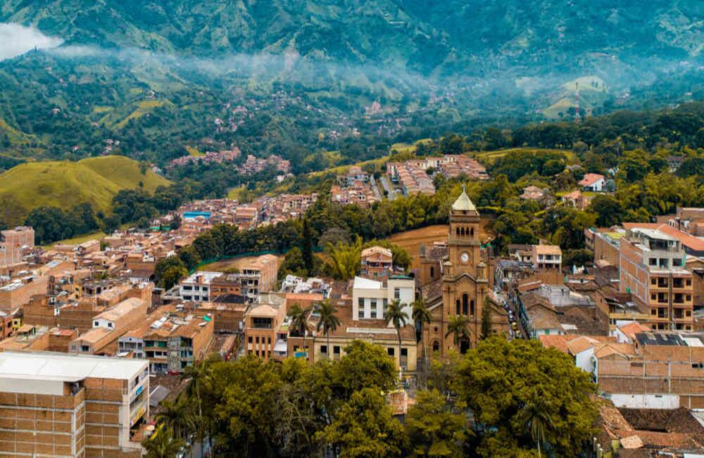 Girardota se distingue por su interesante mezcla entre tradición afro y andina, esto se refleja en expresiones culturales como el sainete.