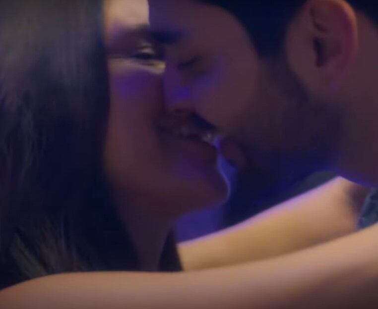 Escena donde Ana y Joaquín se besan