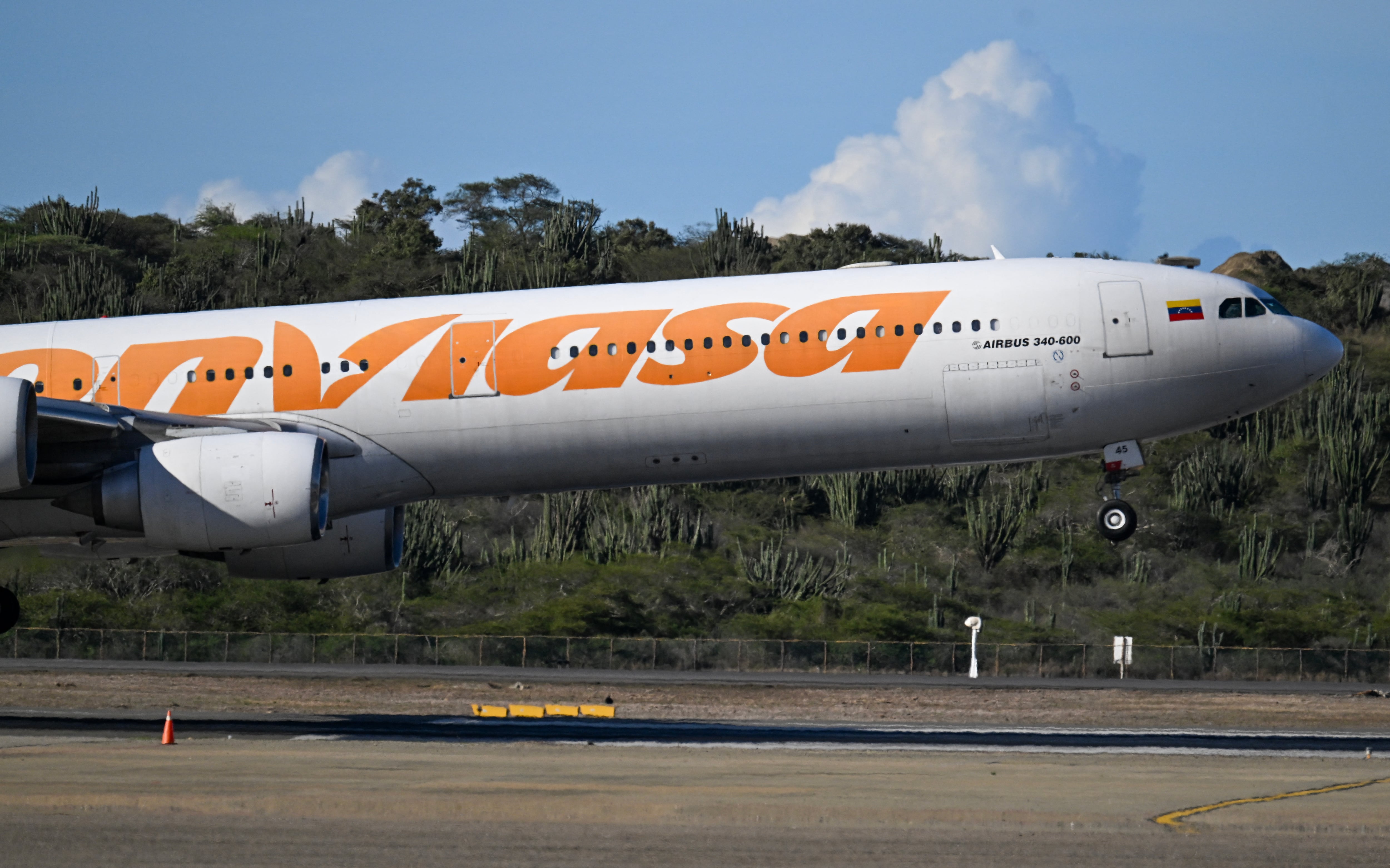 Un avión de Conviasa Airlines aterriza en el Aeropuerto Internacional Simón Bolívar de Maiquetía, Venezuela, el 3 de diciembre de 2025. Venezuela anunció el 2 de diciembre de 2025 que había reautorizado los vuelos con migrantes deportados por Estados Unidos, días después de suspenderlos debido a la exigencia del presidente Donald Trump de que el espacio aéreo venezolano se considerara "cerrado"