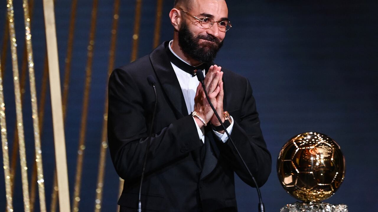 Benzema es el primer francés que gana el Balón de Oro desde el año 1998. (Photo by FRANCK FIFE / AFP)