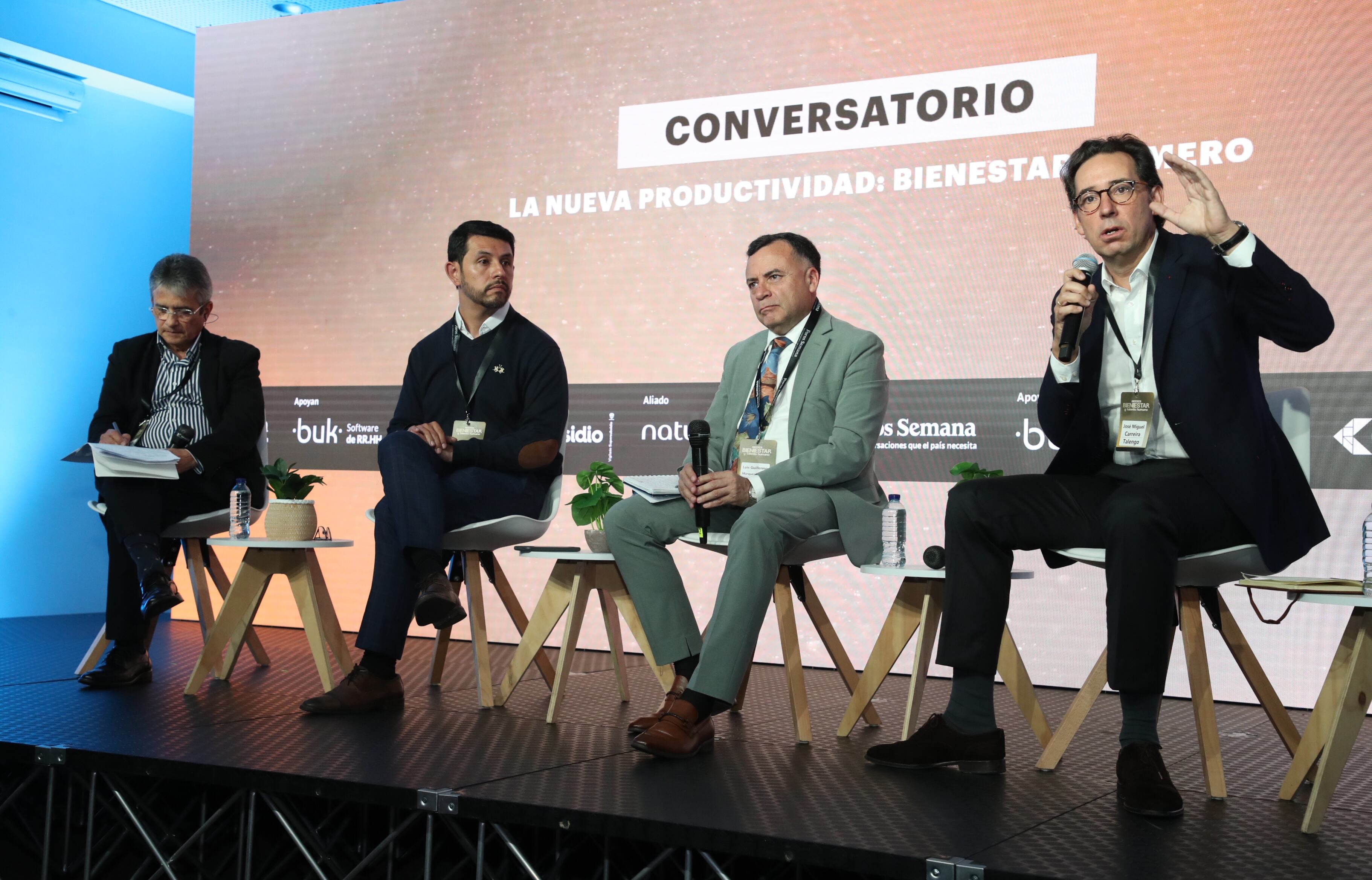 4° Gran Foro de Bienestar y Talento Humano
Martes 10 de marzo de 2026

CONVERSATORIO | La nueva productividad: bienestar primero
Objetivo: Analizar en un conversatorio el bienestar y la salud mental como estrategia de negocio, abordando el
estrés laboral y la fatiga emocional, la prevención del acoso laboral y los riesgos psicosociales, los beneficios no
salariales y el equilibrio vida–trabajo (desconexión digital y flexibilidad).
●
●
●
Andrés Martínez Vanegas
CEO de Espacio Psicosocial y docente del CESA de gestión humana
Luis Guillermo Márquez
Líder nacional de Medicina Empresarial de ARL AXA COLPATRIA
José Miguel Carreira
Socio de Talengo
Moderador: Óscar Jiménez
Consultor experto en talento humano y docente de gerencia estratégica de la Universidad Javeriana