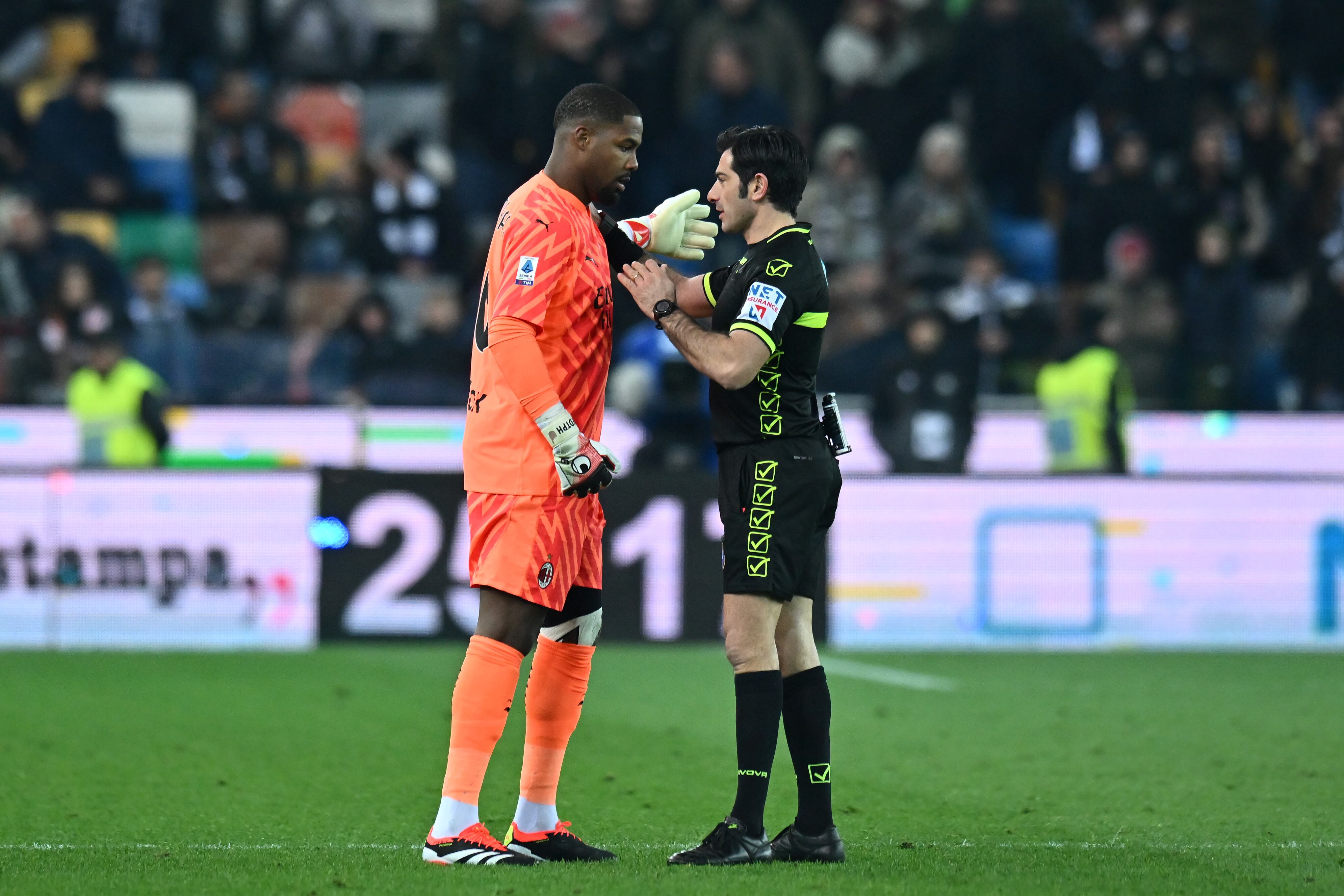 Mike Maignan, portero del A.C. Milán, en medio de los gritos recistas que sufrió frente al Udinese.