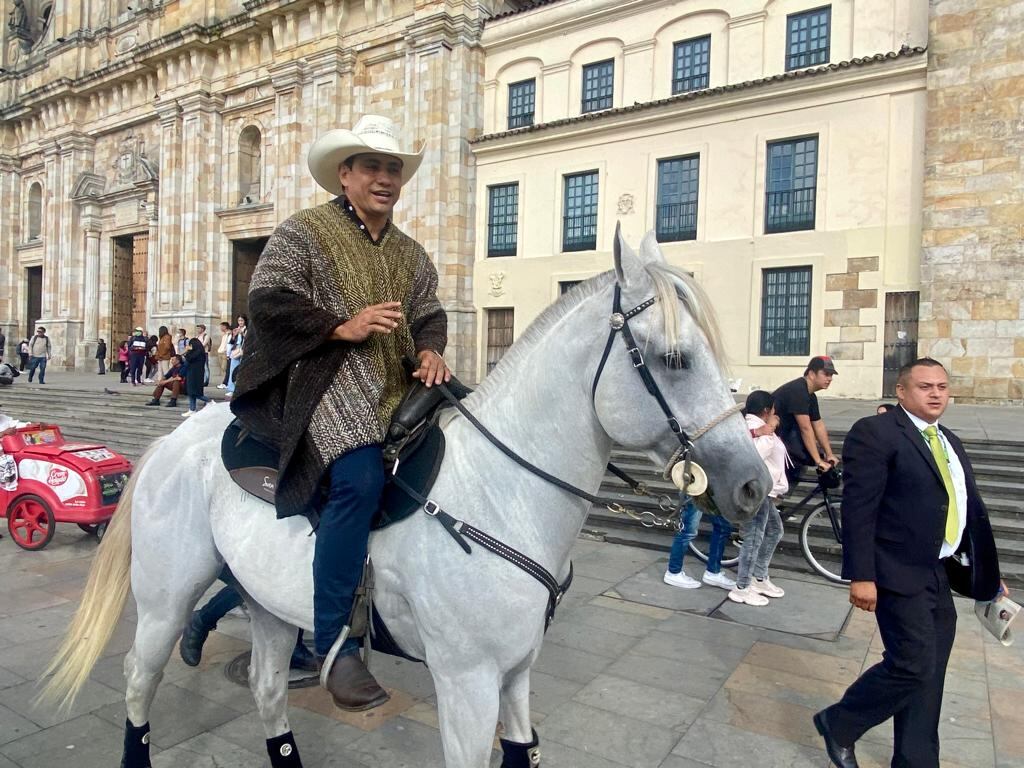 El senador Alirio Barrera llevó su caballo a la plenaria del Senado.
